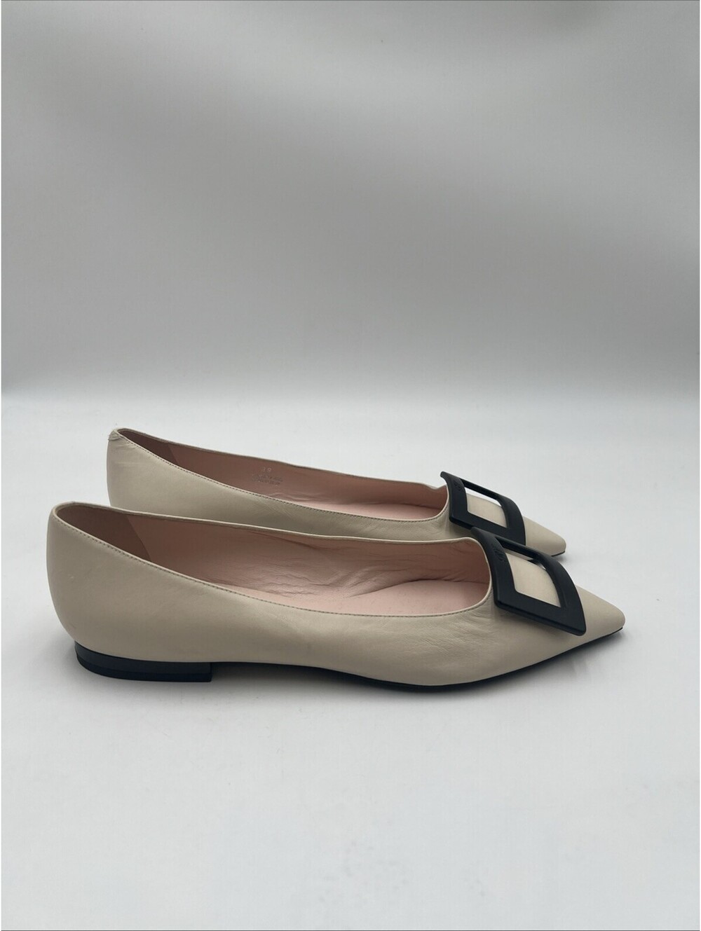 Roger Vivier Women’s Gommettine Ball Leather Ballet Flats in Beige Size 39